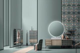 Poltroncina, colonna servetti, lampada a terra e mensole sono elementi della collezione Des di cerasa Poltroncina, colonna servetti, lampada a terra e mensole sono elementi della collezione Des di cerasa
