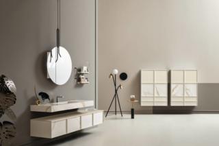 mensolone in laminam Calacatta Oro L. 150 con vasca integrata;4 basi con cassetto le cui scocche sono laccate opache Ral 9001 e frontali realizzati nella stesa finitura del mensolone; lo specchio circolare diametro 85 cela sul retro un contenitore L. 50 H. 56; colonne, lampada e mensole sono prodotti della collezione Des di cerasa mensolone in laminam Calacatta Oro L. 150 con vasca integrata;4 basi con cassetto le cui scocche sono laccate opache Ral 9001 e frontali realizzati nella stesa finitura del mensolone; lo specchio circolare diametro 85 cela sul retro un contenitore L. 50 H. 56; colonne, lampada e mensole sono prodotti della collezione Des di cerasa