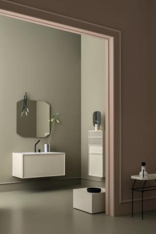 Base interamente laccata opaca ral 1013 con piano in ocritec bianco opaco e vasca integrato, specchio sagomato, lampada stick a led. Des di Cerasa Base interamente laccata opaca ral 1013 con piano in ocritec bianco opaco e vasca integrato, specchio sagomato, lampada stick a led. Des di Cerasa