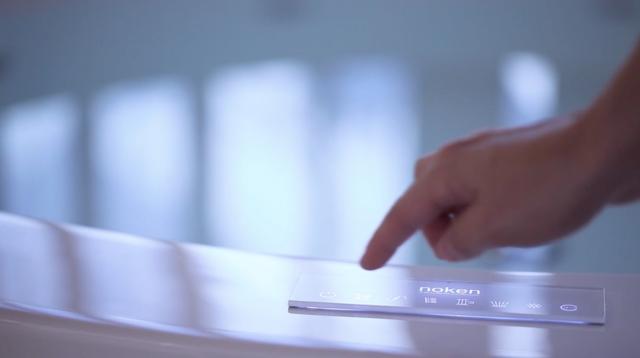 Tastiera di cristallo superfine, anti-umidità e con sensore led, molto utile e semplice da usare per il controllo di tutte le funzioni Tastiera di cristallo superfine, anti-umidità e con sensore led, molto utile e semplice da usare per il controllo di tutte le funzioni