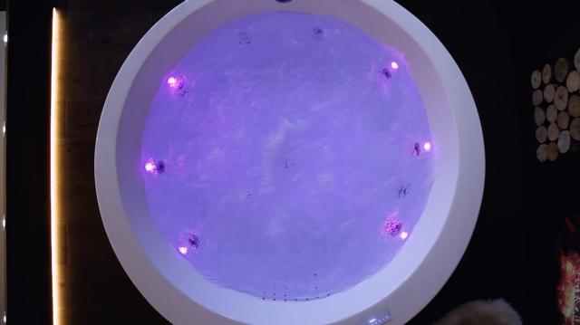 Cromoterapia, 30 colori differenti, come colori fissi o diverse transizioni di colore per un gioco unico di luci e ombre. Cromoterapia, 30 colori differenti, come colori fissi o diverse transizioni di colore per un gioco unico di luci e ombre.