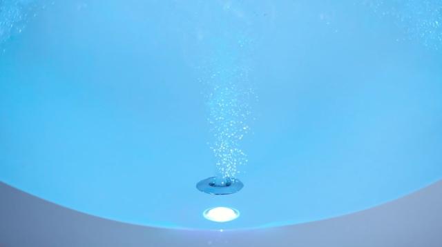 La boccheta Air-hydro, crea un effetto effervescente molto rilassante che porta benefici alla pelle. Air non si concentra sul movimento dell’acqua ma utilizza l’aria per creare l’effetto idromassaggio La boccheta Air-hydro, crea un effetto effervescente molto rilassante che porta benefici alla pelle. Air non si concentra sul movimento dell’acqua ma utilizza l’aria per creare l’effetto idromassaggio