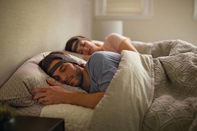 Una soluzione progettata specificatamente per le persone che non dormono abbastanza a causa del loro stile di vita. SmartSleep di Philips migliora attivamente la profondità e la durata del sonno. Due piccoli sensori e algoritmi avanzati identificano le diverse fasi del sonno notturno: quando vengono rilevate fasi di sonno profondo, la tecnologia clinicamente testata interviene per aumentarle, con toni audio personalizzati, in tempo reale. L'app abbinata registra il miglioramento del sonno nel tempo e fornisce suggerimenti e consigli per migliorarlo. L’efficacia dello strumento è stata dimostrata in uno studio clinico randomizzato in doppio-cieco che ha mostrato un aumento della quantità di sonno profondo delle persone e punteggi significativamente migliori durante i test sulla memoria e sulle facoltà motorie. Inoltre, sarà presto potenziato da Intelligenza Artificiale (AI) per migliorare ulteriormente l’esperienza adattiva per l’utente. www.philips.com Una soluzione progettata specificatamente per le persone che non dormono abbastanza a causa del loro stile di vita. SmartSleep di Philips migliora attivamente la profondità e la durata del sonno. Due piccoli sensori e algoritmi avanzati identificano le diverse fasi del sonno notturno: quando vengono rilevate fasi di sonno profondo, la tecnologia clinicamente testata interviene per aumentarle, con toni audio personalizzati, in tempo reale. L'app abbinata registra il miglioramento del sonno nel tempo e fornisce suggerimenti e consigli per migliorarlo. L’efficacia dello strumento è stata dimostrata in uno studio clinico randomizzato in doppio-cieco che ha mostrato un aumento della quantità di sonno profondo delle persone e punteggi significativamente migliori durante i test sulla memoria e sulle facoltà motorie. Inoltre, sarà presto potenziato da Intelligenza Artificiale (AI) per migliorare ulteriormente l’esperienza adattiva per l’utente. www.philips.com