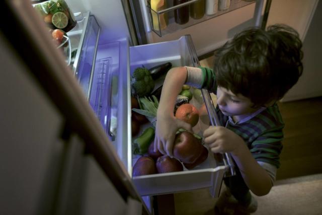 Un frigorifero innovativo che permette di mantenere più a lungo la freschezza di frutta e verdura. La nuova tecnologia di refrigerazione integrata nel modello EverFresh di Beko fa sì che frutta e verdura rimangano freschi fino a 30 giorni, tre volte più a lungo della media. Un compartimento apposito crea l'ambiente ottimale per aumentare la longevità degli alimenti vegetali, riducendo sensibilmente lo spreco di cibo. Inoltre, riduce al minimo lo stress del deterioramento degli alimenti e utilizza un filtro speciale a LED UV che neutralizza le molecole, eliminando gli odori sgradevoli. La tecnologia DoorAssist semplifica l'apertura del frigo: basta infatti un leggero tocco sulla maniglia per aprire la porta di 10-15 ° e trattenerla per alcuni secondi prima che si richiuda. www.beko.it Un frigorifero innovativo che permette di mantenere più a lungo la freschezza di frutta e verdura. La nuova tecnologia di refrigerazione integrata nel modello EverFresh di Beko fa sì che frutta e verdura rimangano freschi fino a 30 giorni, tre volte più a lungo della media. Un compartimento apposito crea l'ambiente ottimale per aumentare la longevità degli alimenti vegetali, riducendo sensibilmente lo spreco di cibo. Inoltre, riduce al minimo lo stress del deterioramento degli alimenti e utilizza un filtro speciale a LED UV che neutralizza le molecole, eliminando gli odori sgradevoli. La tecnologia DoorAssist semplifica l'apertura del frigo: basta infatti un leggero tocco sulla maniglia per aprire la porta di 10-15 ° e trattenerla per alcuni secondi prima che si richiuda. www.beko.it
