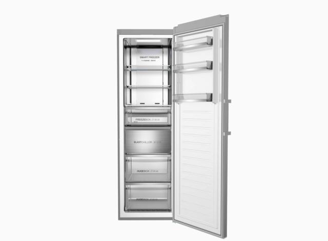 Un congelatore verticale 2-in-1, dotato di una sola porta, che può essere totalmente trasformato interamente in frigorifero, a seconda delle esigenze. Il nuovo InstaSwitch Smart Freezer di Haier può essere suddiviso in scomparti separati per una conservazione ottimale di ogni tipo di alimenti. In modalità congelatore permette di surgelare fino a -26°C, in modalità frigorifero invece mantiene una temperatura di 4°C. Può, inoltre, essere controllato da remoto via wi-fi attraverso l’applicazione dedicata, per conoscere lo stato di salute dell’apparecchio, se le porte sono ben chiuse, se c’è stata un’interruzione di alimentazione elettrica e se ha bisogno di manutenzione. www.haier.com Un congelatore verticale 2-in-1, dotato di una sola porta, che può essere totalmente trasformato interamente in frigorifero, a seconda delle esigenze. Il nuovo InstaSwitch Smart Freezer di Haier può essere suddiviso in scomparti separati per una conservazione ottimale di ogni tipo di alimenti. In modalità congelatore permette di surgelare fino a -26°C, in modalità frigorifero invece mantiene una temperatura di 4°C. Può, inoltre, essere controllato da remoto via wi-fi attraverso l’applicazione dedicata, per conoscere lo stato di salute dell’apparecchio, se le porte sono ben chiuse, se c’è stata un’interruzione di alimentazione elettrica e se ha bisogno di manutenzione. www.haier.com