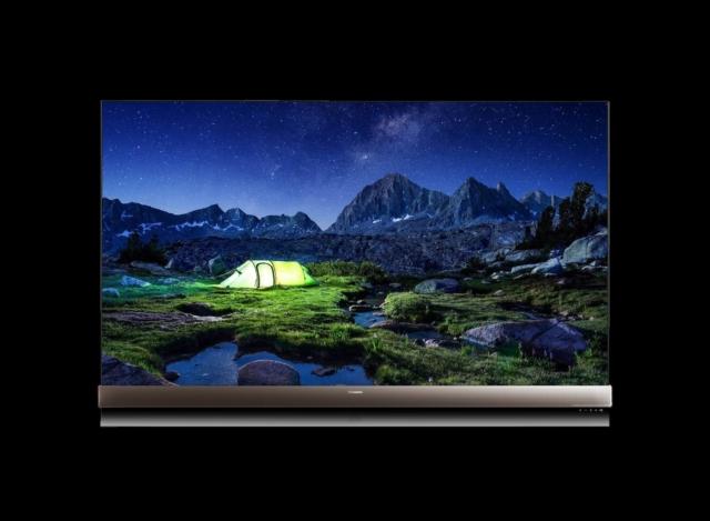 Una tecnologia local dimming con più di 5000 zone caratterizza il nuovo TV 75" U9D di Hisense. A circa 1,9 metri questa TV assicura la visione di immagini nitide e stabilisce nuovi standard in termini di gamma di contrasto. Dotata di display Quantum Dot 4K che in combinazione con il Prime Array Backlight, un sistema premium di retroilluminazione, produce immagini dinamiche con neri molto intensi e bianchi brillanti. Ha un rapporto di contrasto su scala 150.000: 1 e un picco di luminosità di 2.500 nit che si traduce in una riproduzione brillante, colorata e ad alto contrasto che rende le immagini molto simili alla realtà. Con uno spessore massimo di 14,1 millimetri, è il 50% più sottile dei convenzionali display a cristalli liquidi. www.hisenseitalia.it Una tecnologia local dimming con più di 5000 zone caratterizza il nuovo TV 75" U9D di Hisense. A circa 1,9 metri questa TV assicura la visione di immagini nitide e stabilisce nuovi standard in termini di gamma di contrasto. Dotata di display Quantum Dot 4K che in combinazione con il Prime Array Backlight, un sistema premium di retroilluminazione, produce immagini dinamiche con neri molto intensi e bianchi brillanti. Ha un rapporto di contrasto su scala 150.000: 1 e un picco di luminosità di 2.500 nit che si traduce in una riproduzione brillante, colorata e ad alto contrasto che rende le immagini molto simili alla realtà. Con uno spessore massimo di 14,1 millimetri, è il 50% più sottile dei convenzionali display a cristalli liquidi. www.hisenseitalia.it