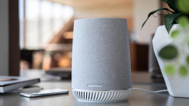 Un innovativo sistema WiFi Mesh che integra smart speaker Alexa e audio Harman Kardon. Orbi Voice di Netgear è integrabile in un qualsiasi sistema wi-fi Orbi, espande il segnale in tutta la casa - per una copertura di 150mq e un wi-fi dalle grandi prestazioni, fino a 3GB al secondo - e funziona poi come hi-fi con audio Harman Kardon, per un elevato livello sonoro nella stanza. Nel satellite Orbi Voice è integrato l’assistente vocale Amazon, Alexa, a cui si può chiedere di riprodurre brani dalle più popolari piattaforme, gestire dispositivi IoT, controllare il traffico e il meteo, leggere risultati sportivi e tanto altro. Lo speaker può essere posizionato ovunque in casa per ascoltare la propria musica preferita, playlist e podcast, in ogni stanza. Un unico dispositivo che unisce, quindi, voice assistant con riproduzione audio HiFi e capacità Wi-Fi. Prezzo di speaker e satellite wi-fi Mesh (RBS40V) 339 euro. www.netgear.it Un innovativo sistema WiFi Mesh che integra smart speaker Alexa e audio Harman Kardon. Orbi Voice di Netgear è integrabile in un qualsiasi sistema wi-fi Orbi, espande il segnale in tutta la casa - per una copertura di 150mq e un wi-fi dalle grandi prestazioni, fino a 3GB al secondo - e funziona poi come hi-fi con audio Harman Kardon, per un elevato livello sonoro nella stanza. Nel satellite Orbi Voice è integrato l’assistente vocale Amazon, Alexa, a cui si può chiedere di riprodurre brani dalle più popolari piattaforme, gestire dispositivi IoT, controllare il traffico e il meteo, leggere risultati sportivi e tanto altro. Lo speaker può essere posizionato ovunque in casa per ascoltare la propria musica preferita, playlist e podcast, in ogni stanza. Un unico dispositivo che unisce, quindi, voice assistant con riproduzione audio HiFi e capacità Wi-Fi. Prezzo di speaker e satellite wi-fi Mesh (RBS40V) 339 euro. www.netgear.it