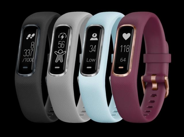 Una fitness band che consente di analizzare la qualità del sonno notturno in ogni sua fase e avere un’indicazione sulla riserva energetica del corpo in un preciso momento, così da poter decidere se iniziare un allenamento o invece riposare. Con rilevazione cardiaca al polso e indicatore di stress, Vívosmart 4 di Garmin riconosce automaticamente l’attività fisica che si sta svolgendo. Inoltre, la ricezione delle notifiche di e-mail, SMS, chiamate in arrivo, permettono di essere sempre connessi con amici e familiari. Questa fitness band misura in qualsiasi momento, in combinazione con i dati registrati di stress, della variabilità della frequenza cardiaca (HRV), del sonno e il livello di attività raggiunto, la quantità di energia del proprio corpo, così che l’utente sappia quando è il momento giusto per fare attività fisica. Rileva automaticamente il tipo di attività che si sta svolgendo, come ad esempio camminare, correre, nuotare in piscina e atro. Tutti i dati raccolti sono a disposizione per l’analisi attraverso l’app dedicata. Impermeabile (categoria IXP7), ha una batteria con autonomia fino a 7 giorni con rilevazione cardiaca al polso e Bluetooth attivati. Prezzo 139,99 euro. www.garmin.com Una fitness band che consente di analizzare la qualità del sonno notturno in ogni sua fase e avere un’indicazione sulla riserva energetica del corpo in un preciso momento, così da poter decidere se iniziare un allenamento o invece riposare. Con rilevazione cardiaca al polso e indicatore di stress, Vívosmart 4 di Garmin riconosce automaticamente l’attività fisica che si sta svolgendo. Inoltre, la ricezione delle notifiche di e-mail, SMS, chiamate in arrivo, permettono di essere sempre connessi con amici e familiari. Questa fitness band misura in qualsiasi momento, in combinazione con i dati registrati di stress, della variabilità della frequenza cardiaca (HRV), del sonno e il livello di attività raggiunto, la quantità di energia del proprio corpo, così che l’utente sappia quando è il momento giusto per fare attività fisica. Rileva automaticamente il tipo di attività che si sta svolgendo, come ad esempio camminare, correre, nuotare in piscina e atro. Tutti i dati raccolti sono a disposizione per l’analisi attraverso l’app dedicata. Impermeabile (categoria IXP7), ha una batteria con autonomia fino a 7 giorni con rilevazione cardiaca al polso e Bluetooth attivati. Prezzo 139,99 euro. www.garmin.com