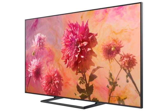 Una TV con risoluzione 8K che integra la tecnologia AI Upscaling. Disponibile in tre formati ultra-large (65, 75 e 85 pollici), i televisori QLED 8K Q900R di Samsung presentano nuove funzioni come Real 8K Resolution, Q HDR 8K e Quantum Processor 8K, inserite per dar vita ad immagini con qualità 8K e per produrre una luminosità massima di 4.000 nit, standard utilizzato negli studi cinematografici. Il nuovo televisore permette di produrre quattro volte più pixel dei modelli 4K UHD e 16 volte più pixel rispetto ai televisori Full HD. Il sistema 8K AI Upscaling, una tecnologia proprietaria basata sull’intelligenza artificiale, è progettato per incrementare la qualità sia dell’immagine che del suono. Il televisore è anche dotato di un volume di colore del 100%, che consente di riprodurre miliardi di sfumature per la massima precisione del colore. Per rendere ancora più semplice l’utilizzo, il TV riconosce e analizza numerosi dispositivi di intrattenimento connessi, inclusi i dispositivi audio collegati tramite cavo ottico con One Remote. www.samsung.com Una TV con risoluzione 8K che integra la tecnologia AI Upscaling. Disponibile in tre formati ultra-large (65, 75 e 85 pollici), i televisori QLED 8K Q900R di Samsung presentano nuove funzioni come Real 8K Resolution, Q HDR 8K e Quantum Processor 8K, inserite per dar vita ad immagini con qualità 8K e per produrre una luminosità massima di 4.000 nit, standard utilizzato negli studi cinematografici. Il nuovo televisore permette di produrre quattro volte più pixel dei modelli 4K UHD e 16 volte più pixel rispetto ai televisori Full HD. Il sistema 8K AI Upscaling, una tecnologia proprietaria basata sull’intelligenza artificiale, è progettato per incrementare la qualità sia dell’immagine che del suono. Il televisore è anche dotato di un volume di colore del 100%, che consente di riprodurre miliardi di sfumature per la massima precisione del colore. Per rendere ancora più semplice l’utilizzo, il TV riconosce e analizza numerosi dispositivi di intrattenimento connessi, inclusi i dispositivi audio collegati tramite cavo ottico con One Remote. www.samsung.com