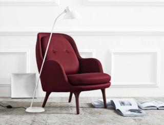 poltrona in camera rivestita in tessuto bordeaux con piedini in alluminio Fri di Republic of Fritz Hansen poltrona in camera rivestita in tessuto bordeaux con piedini in alluminio Fri di Republic of Fritz Hansen