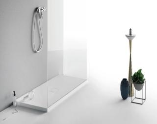 Campo di Planit, in Corian® è un piatto doccia antiscivolo e realizzato con pendenza diretta verso il centro della piletta Campo di Planit, in Corian® è un piatto doccia antiscivolo e realizzato con pendenza diretta verso il centro della piletta