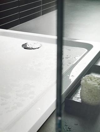 Extrapiatto, Melua di Pozzi Ginori è realizzato in Fine Fire-Clay, materiale ceramico a pasta bianca, resistente e igienico Extrapiatto, Melua di Pozzi Ginori è realizzato in Fine Fire-Clay, materiale ceramico a pasta bianca, resistente e igienico