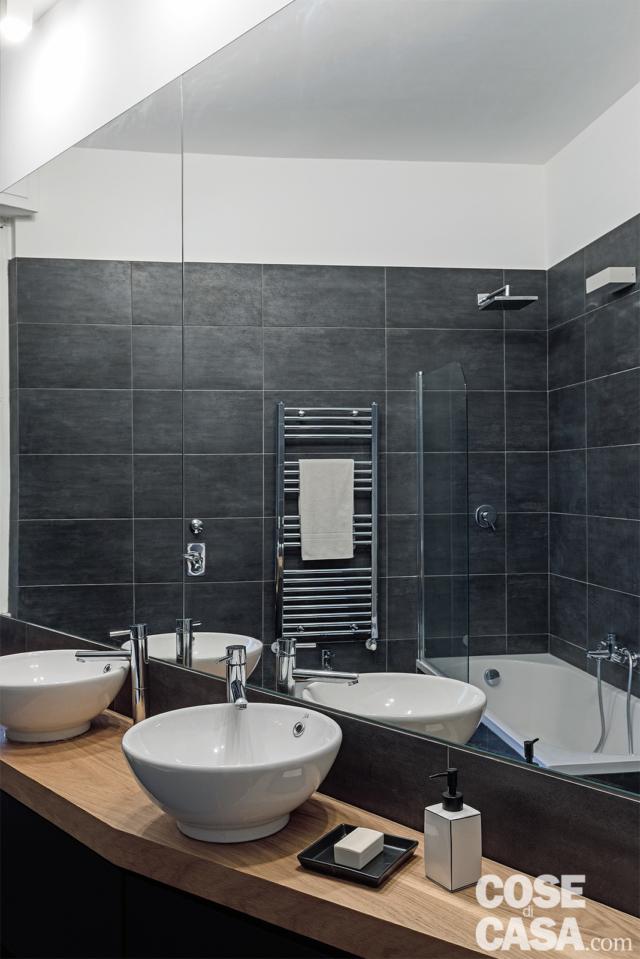 bagno con lavabi da appoggio nella casa con soggiorno open space bagno con lavabi da appoggio nella casa con soggiorno open space