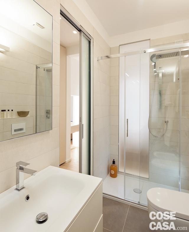 bagno con zona lavabo e box doccia in muratura bagno con zona lavabo e box doccia in muratura