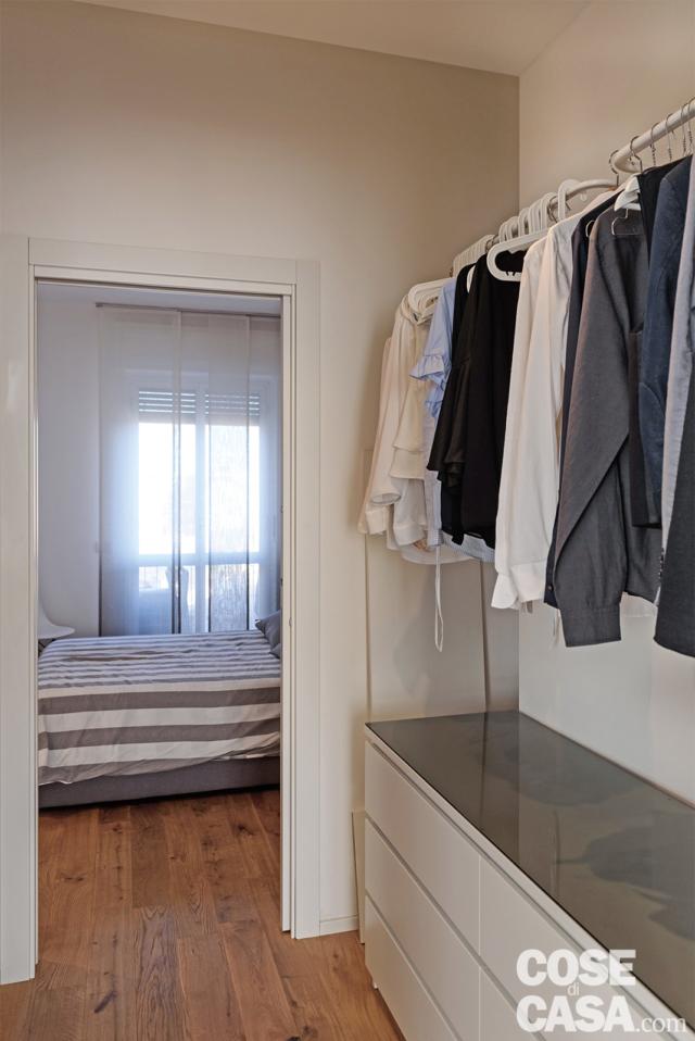camera e letto tessile con testiera capitonné nell casa con soggiorno open space camera e letto tessile con testiera capitonné nell casa con soggiorno open space