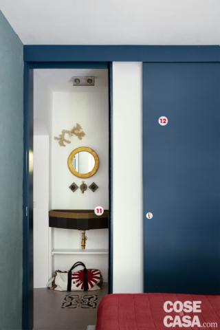 Nell'antibagno, lo specchio rotondo fissato alla parete è decorato a foglia oro. La borsa appoggiata sotto il lavabo sospeso è realizzata con vele di recupero (Masquemas).
11. Quanti lavabi?
Nello spazio di passaggio del disimpegno che distribuisce la camera è installato un lavabo sospeso in pietra serena con frontale sagomato. Ma un altro lavabo, sempre realizzato su disegno nello stesso materiale, trova posto nell'adiacente bagno; e un altro ancora, con funzione di lavatoio, si trova infine nel cavedio esterno.
12. Sistema scorrevole in tonalità blu
Il pannello in laccato opaco con maniglia incassata, appeso in alto a un binario, scorre esternamente lungo la parete della camera. Il telaio e la veletta, rifiniti nella stessa tonalità blu dell'anta, incorniciano il passaggio, dando continuità alla struttura. Nell'antibagno, lo specchio rotondo fissato alla parete è decorato a foglia oro. La borsa appoggiata sotto il lavabo sospeso è realizzata con vele di recupero (Masquemas).
11. Quanti lavabi?
Nello spazio di passaggio del disimpegno che distribuisce la camera è installato un lavabo sospeso in pietra serena con frontale sagomato. Ma un altro lavabo, sempre realizzato su disegno nello stesso materiale, trova posto nell'adiacente bagno; e un altro ancora, con funzione di lavatoio, si trova infine nel cavedio esterno.
12. Sistema scorrevole in tonalità blu
Il pannello in laccato opaco con maniglia incassata, appeso in alto a un binario, scorre esternamente lungo la parete della camera. Il telaio e la veletta, rifiniti nella stessa tonalità blu dell'anta, incorniciano il passaggio, dando continuità alla struttura.