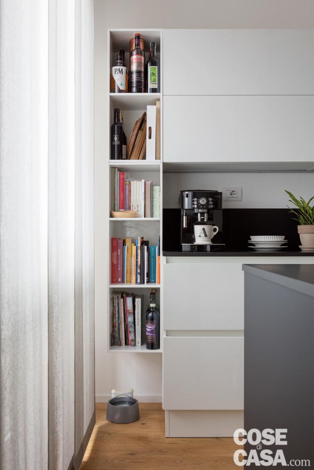 composizione della cucina con colonna libreria laterale verso la finestra composizione della cucina con colonna libreria laterale verso la finestra