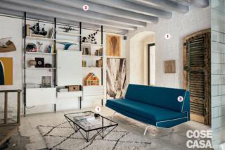 Nella zona conversazione del living il divano Sleep O Matic è un pezzo di modernariato anni '60 di Arflex, non più in produzione; dello stesso periodo il tavolino con piano in cristallo, modello Alanda disegnato da Paolo Piva. Anche la libreria a parete che alterna contenitori e ripiani è vintage. Il tappeto proviene dal Marocco ed è realizzato artigianalmente in lana dalle tribù berbere. A sinistra, il carrello in legno è un pezzo di "archeologia industriale" utilizzato ai primi del '900 in un cotonificio.
1. Pareti e pavimenti in pietra
I muri perimetrali dell'edificio, di elevato spessore, sono in tufo, uno dei materiali più usati dall'antichità nelle costruzioni della zona. I pavimenti sono invece in pietra di Trani (o chianca bianca) una tipologia locale che, ora molto rara, in passato trovava largo impiego nella realizzazione delle strade dei centri storici e di molti palazzi di pregio. In questo caso, il materiale è stato rifinito con uno strato di biomalta, sempre allo scopo di schiarirlo e di rendere l'insieme più luminoso.
2. Soffitti in legno, ma sembra cemento
La struttura che forma la soletta è in legno ed era stata realizzata durante una precedente ristrutturazione risalente agli anni '50. La novità è stata quella di rifinire rispettivamente in bianco e in grigio chiaro l'assito e le travi che assumono una matericità differente, simile nell'aspetto estetico a quella del cemento nel suo colore naturale.
3. Divano-letto vintage
Un'unica seduta per la zona conversazione: dalla struttura agile, l'imbottito senza braccioli, con schienale monoblocco e piedini in metallo si trasforma facilmente in letto. Progettato da Marco Zanuso, il divano è un modello che - a distanza di oltre 50 anni - risulta ancora attualissimo. Qui, nella versione con rivestimento in blu ottanio e cordoncino sartoriale, diventa l'elemento focale della stanza. Nella zona conversazione del living il divano Sleep O Matic è un pezzo di modernariato anni '60 di Arflex, non più in produzione; dello stesso periodo il tavolino con piano in cristallo, modello Alanda disegnato da Paolo Piva. Anche la libreria a parete che alterna contenitori e ripiani è vintage. Il tappeto proviene dal Marocco ed è realizzato artigianalmente in lana dalle tribù berbere. A sinistra, il carrello in legno è un pezzo di "archeologia industriale" utilizzato ai primi del '900 in un cotonificio.
1. Pareti e pavimenti in pietra
I muri perimetrali dell'edificio, di elevato spessore, sono in tufo, uno dei materiali più usati dall'antichità nelle costruzioni della zona. I pavimenti sono invece in pietra di Trani (o chianca bianca) una tipologia locale che, ora molto rara, in passato trovava largo impiego nella realizzazione delle strade dei centri storici e di molti palazzi di pregio. In questo caso, il materiale è stato rifinito con uno strato di biomalta, sempre allo scopo di schiarirlo e di rendere l'insieme più luminoso.
2. Soffitti in legno, ma sembra cemento
La struttura che forma la soletta è in legno ed era stata realizzata durante una precedente ristrutturazione risalente agli anni '50. La novità è stata quella di rifinire rispettivamente in bianco e in grigio chiaro l'assito e le travi che assumono una matericità differente, simile nell'aspetto estetico a quella del cemento nel suo colore naturale.
3. Divano-letto vintage
Un'unica seduta per la zona conversazione: dalla struttura agile, l'imbottito senza braccioli, con schienale monoblocco e piedini in metallo si trasforma facilmente in letto. Progettato da Marco Zanuso, il divano è un modello che - a distanza di oltre 50 anni - risulta ancora attualissimo. Qui, nella versione con rivestimento in blu ottanio e cordoncino sartoriale, diventa l'elemento focale della stanza.