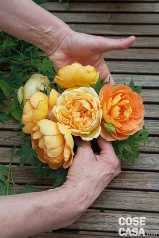 6. Inserire poi le 3 Rosa ‘Jude the Obscure’, più chiare, in modo da alternare le tonalità dei fiori, cercando di dare alla composizione una forma arrotondata e lasciando sporgere le foglie dell’Acer tra le corolle. 6. Inserire poi le 3 Rosa ‘Jude the Obscure’, più chiare, in modo da alternare le tonalità dei fiori, cercando di dare alla composizione una forma arrotondata e lasciando sporgere le foglie dell’Acer tra le corolle.