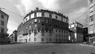 Foto - in mostra a Villa Necchi Campiglio - di edificio residenziale a corte detto la Ca’ Brutta (1919-1923) a Milano, di Giovanni Muzio.