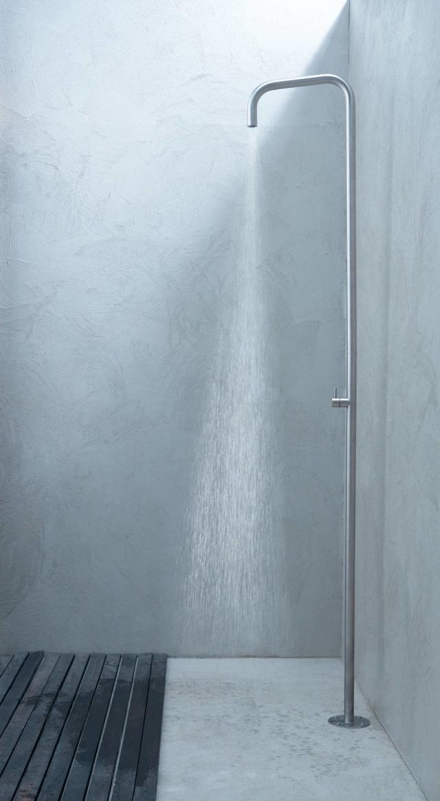 colonna doccia della collezione Metal di AQUAelite in acciaio spazzolato 316 L colonna doccia della collezione Metal di AQUAelite in acciaio spazzolato 316 L