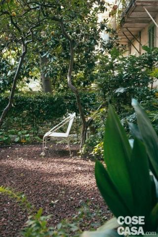 L'abitazione, che come abbiamo visto si trova al piano terra, ha il lato della cucina e della camera da letto affacciato su uno spazio verde interno delimitato da muri di contenimento. Si tratta di un "giardino murattiano", le cui origini e significato storico risalgono all'epoca di costruzione dell'edificio. Quest'ultimo, come molti altri del quartiere in cui sorge, fonda infatti le sue radici intorno al 1813, quando Gioacchino Murat - generale dell’armata napoleonica e re di Napoli - firmò il progetto urbanistico del nuovo borgo della città di Bari, a lui intitolato. Il piano elaborato da Murat prevedeva - tra le varie innovazioni architettoniche - che tutti i blocchi abitativi progettati e costruiti in quell’epoca, non solo a Bari ma anche in altre città e cittadine del Sud Italia, avessero al loro interno dei giardini soprannominati “eden”; erano stati studiati per essere i polmoni verdi nei complessi residenziali che nascevano in quel periodo, alle soglie della rivoluzione industriale. L'abitazione, che come abbiamo visto si trova al piano terra, ha il lato della cucina e della camera da letto affacciato su uno spazio verde interno delimitato da muri di contenimento. Si tratta di un "giardino murattiano", le cui origini e significato storico risalgono all'epoca di costruzione dell'edificio. Quest'ultimo, come molti altri del quartiere in cui sorge, fonda infatti le sue radici intorno al 1813, quando Gioacchino Murat - generale dell’armata napoleonica e re di Napoli - firmò il progetto urbanistico del nuovo borgo della città di Bari, a lui intitolato. Il piano elaborato da Murat prevedeva - tra le varie innovazioni architettoniche - che tutti i blocchi abitativi progettati e costruiti in quell’epoca, non solo a Bari ma anche in altre città e cittadine del Sud Italia, avessero al loro interno dei giardini soprannominati “eden”; erano stati studiati per essere i polmoni verdi nei complessi residenziali che nascevano in quel periodo, alle soglie della rivoluzione industriale.