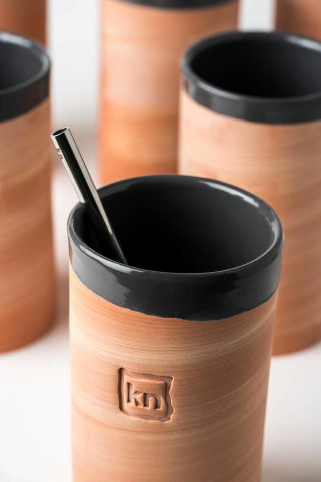 Il bicchiere da cocktail Cast Away di knIndustrie è realizzato in coccio da maestri artigiani calatini. L’esterno che ha texture ruvida e nuances della terracotta, si contrappone alla finitura interna smaltata in un brillante grigio antracite. La forma a tumbler e la sua capienza sono state studiate dai migliori bar tender, per la preparazione del Gin Tonic, ma possono essere usati per svariate miscelazioni. Prezzo 16 euro. www.knindustrie.it Il bicchiere da cocktail Cast Away di knIndustrie è realizzato in coccio da maestri artigiani calatini. L’esterno che ha texture ruvida e nuances della terracotta, si contrappone alla finitura interna smaltata in un brillante grigio antracite. La forma a tumbler e la sua capienza sono state studiate dai migliori bar tender, per la preparazione del Gin Tonic, ma possono essere usati per svariate miscelazioni. Prezzo 16 euro. www.knindustrie.it