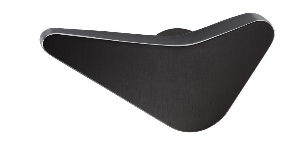 Boomerang di Frascio ha una forma originale, con il corpo che aderisce e ingloba la rosetta di fissaggio. Invece di impugnarla, basta tirare o spingere anche col palmo della mano o il gomito, se si hanno le mani occupate, azionando il movimento di apertura. Realizzata in acciaio, è disponibile con finitura satinata, nera o antracite PVD. Costa da 100 euro + Iva. www.frascio.it