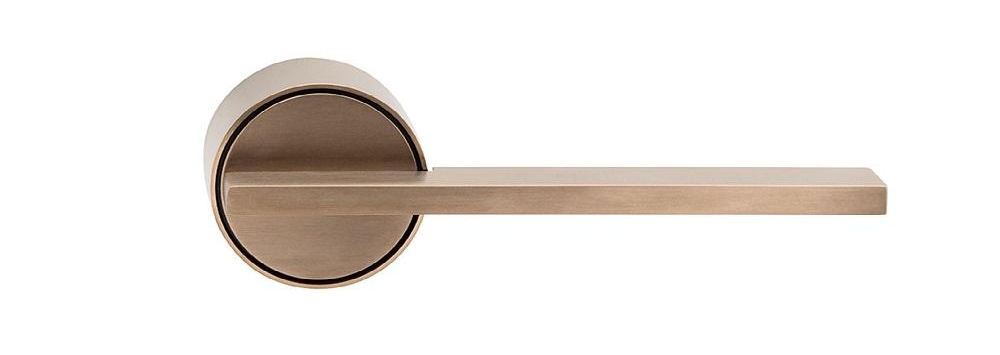 Solaris di Frascio ha linee essenziali, con il cilindro del corpo che comprende anche la rosetta di fissaggio. Realizzata in acciaio, qui è proposta con finitura Red Copper satinato, ma è disponibile anche Antracite, nero opaco e acciaio satinato. Con finiture PVD, come in foto, costa 150 euro + Iva. www.frascio.it