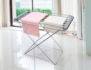 Stendibiancheria elettrico Zephir ZHV150 di Zephir. Funziona come un essiccatoio sprigionando calore e asciugando i panni come se fossero all’aria aperta. Gli indumenti devono essere stesi in modo che non si tocchino, cos’ l’aria può circolare nel modo giusto e nel giro di due ore il bucato sarà pronto. Nelle giornate particolarmente fredde farà risparmiare anche sul riscaldamento. Dalla struttura pieghevole in alluminio, potenza 100 Watt. Misura cm 95x 53 x H73. www.westim.it Stendibiancheria elettrico Zephir ZHV150 di Zephir. Funziona come un essiccatoio sprigionando calore e asciugando i panni come se fossero all’aria aperta. Gli indumenti devono essere stesi in modo che non si tocchino, cos’ l’aria può circolare nel modo giusto e nel giro di due ore il bucato sarà pronto. Nelle giornate particolarmente fredde farà risparmiare anche sul riscaldamento. Dalla struttura pieghevole in alluminio, potenza 100 Watt. Misura cm 95x 53 x H73. www.westim.it