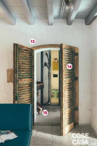 Dal living, attraverso la doppia persiana si raggiunge il bagno passando dal disimpegno. In fondo, la porta dell'ambiente di servizio è ricoperta a tutta altezza da una fotografia in bianco e nero realizzata da Roberto Grazioli.
13. Bianco a calce
Le pareti in tufo sono state rifinite in chiaro a calce per moltiplicare la luminosità degli ambienti, che sono al piano terra e dotati di aperture piccole. La calce, prodotto utilizzato fin dall'antichità nelle costruzioni dell'area mediterranea, ha la proprietà di rendere le superfici trattate traspiranti e igieniche, protette da muffe e batteri; migliora anche il comfort termico in estate e inverno.
14. Persiane tra giorno e notte
Un vano ad arco collega il soggiorno al disimpegno che si trova a una quota di pavimento leggermente superiore e che distribuisce la camera e il bagno. Al posto di un tradizionale serramento da interno, sono state utilizzate persiane di recupero dello stesso edificio: il legno è stato riportato al vivo lasciando tracce della vecchia vernice e non ulteriormente rifinito, così da sottolineare l'aspetto antico e vissuto.
15. Maioliche di recupero
Per la pavimentazione dell'antibagno-disimpegno sono state utilizzate bicotture di Vietri della fine dell'800, con uno sfondo tinta unita (un grigio quasi bianco) intervallato da decori. Si tratta anche in questo caso di materiali di recupero di provenienza locale: le piastrelle sono state selezionate una per una e posate su una gettata in biomalta. Dal living, attraverso la doppia persiana si raggiunge il bagno passando dal disimpegno. In fondo, la porta dell'ambiente di servizio è ricoperta a tutta altezza da una fotografia in bianco e nero realizzata da Roberto Grazioli.
13. Bianco a calce
Le pareti in tufo sono state rifinite in chiaro a calce per moltiplicare la luminosità degli ambienti, che sono al piano terra e dotati di aperture piccole. La calce, prodotto utilizzato fin dall'antichità nelle costruzioni dell'area mediterranea, ha la proprietà di rendere le superfici trattate traspiranti e igieniche, protette da muffe e batteri; migliora anche il comfort termico in estate e inverno.
14. Persiane tra giorno e notte
Un vano ad arco collega il soggiorno al disimpegno che si trova a una quota di pavimento leggermente superiore e che distribuisce la camera e il bagno. Al posto di un tradizionale serramento da interno, sono state utilizzate persiane di recupero dello stesso edificio: il legno è stato riportato al vivo lasciando tracce della vecchia vernice e non ulteriormente rifinito, così da sottolineare l'aspetto antico e vissuto.
15. Maioliche di recupero
Per la pavimentazione dell'antibagno-disimpegno sono state utilizzate bicotture di Vietri della fine dell'800, con uno sfondo tinta unita (un grigio quasi bianco) intervallato da decori. Si tratta anche in questo caso di materiali di recupero di provenienza locale: le piastrelle sono state selezionate una per una e posate su una gettata in biomalta.