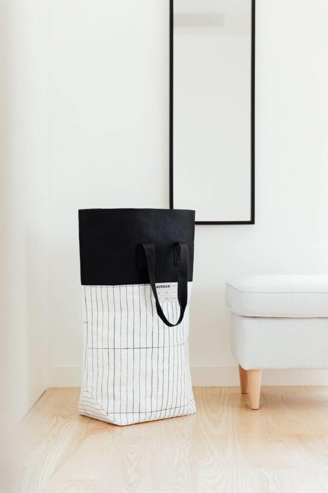 Il cesto per la biancheria #Urban Laundry Tokyo di Reisenthel coniuga essenzialità formale, stile ed esigenze di praticità. Lo spazioso organizer dal look molto robusto e resistente agli strappi è in tessuto impermeabile a più strati. E’ inoltre riciclabile. Prezzo 29,50 euro. www.reisenthel.com, Il cesto per la biancheria #Urban Laundry Tokyo di Reisenthel coniuga essenzialità formale, stile ed esigenze di praticità. Lo spazioso organizer dal look molto robusto e resistente agli strappi è in tessuto impermeabile a più strati. E’ inoltre riciclabile. Prezzo 29,50 euro. www.reisenthel.com,
