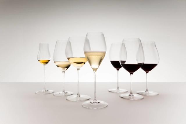 Performance è la serie di bicchieri da vino realizzata da Riedel caratterizzati da un innovativo effetto ottico in grado di provocare un impatto degustativo e sensoriale totalmente nuovo. Aumentando la superficie interna del calice si ottiene infatti un impatto ulteriormente positivo sulla percezione del bouquet e degli aromi del vino. Si può scegliere tra sette forme: per Chardonnay, Champagne, Riesling, Pinot Noir, Cabernet Sauvignon, Syrah e Spirits (distillati). Prezzo 44,90 euro per la confezione da due. www.riedel.com Performance è la serie di bicchieri da vino realizzata da Riedel caratterizzati da un innovativo effetto ottico in grado di provocare un impatto degustativo e sensoriale totalmente nuovo. Aumentando la superficie interna del calice si ottiene infatti un impatto ulteriormente positivo sulla percezione del bouquet e degli aromi del vino. Si può scegliere tra sette forme: per Chardonnay, Champagne, Riesling, Pinot Noir, Cabernet Sauvignon, Syrah e Spirits (distillati). Prezzo 44,90 euro per la confezione da due. www.riedel.com