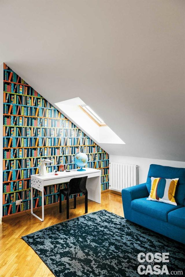 Nella zona studio, lo scrittoio è illuminato in modo diretto dal lucernario. La carta da parati riproduce in modo stilizzato gli scaffali di una libreria. Nella zona studio, lo scrittoio è illuminato in modo diretto dal lucernario. La carta da parati riproduce in modo stilizzato gli scaffali di una libreria.