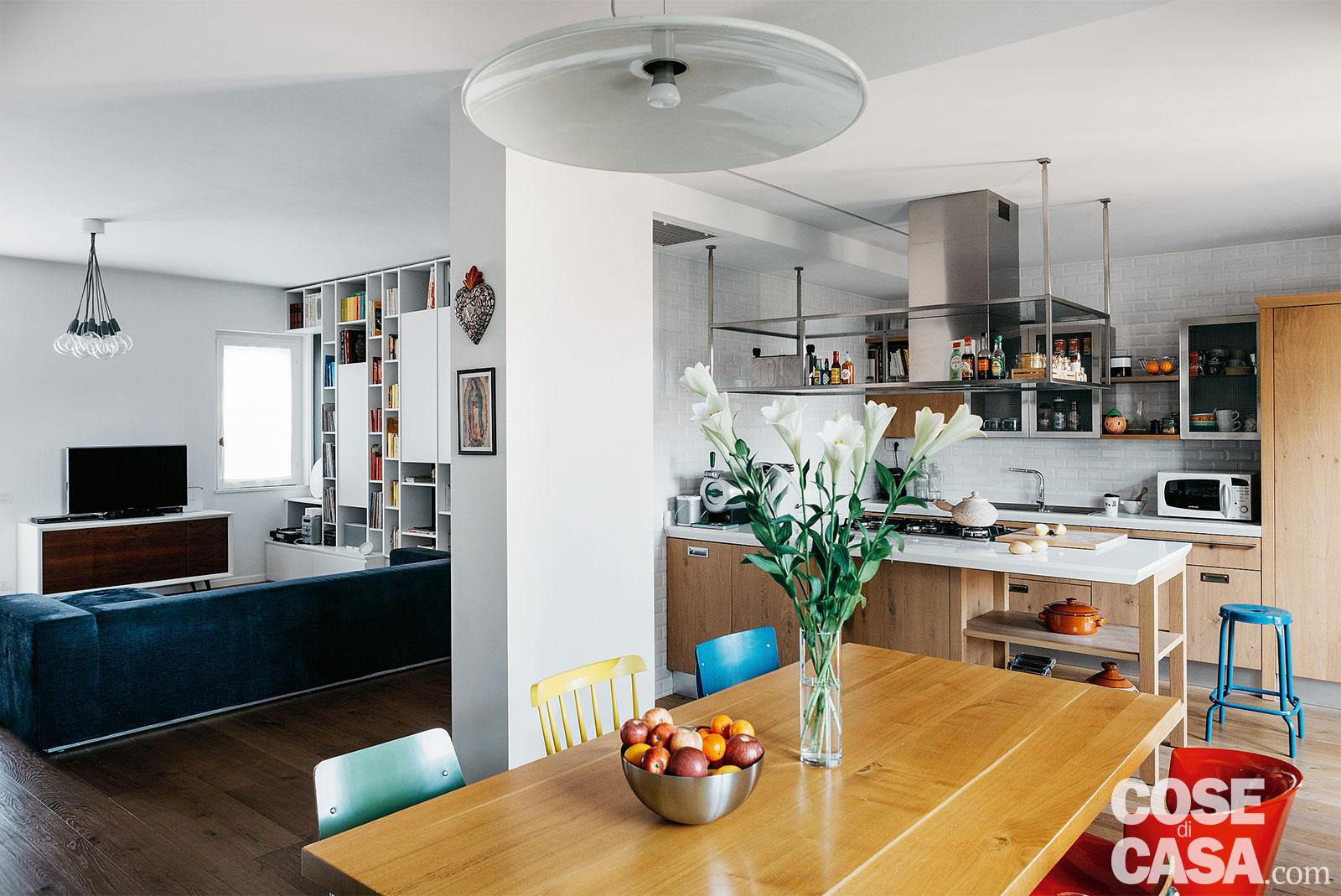 La zona pranzo è definita dal pilastro portante alle spalle. La sospensione ad altezza regolabile che illumina il piano in legno del tavolo è anni '60. La zona pranzo è definita dal pilastro portante alle spalle. La sospensione ad altezza regolabile che illumina il piano in legno del tavolo è anni '60.