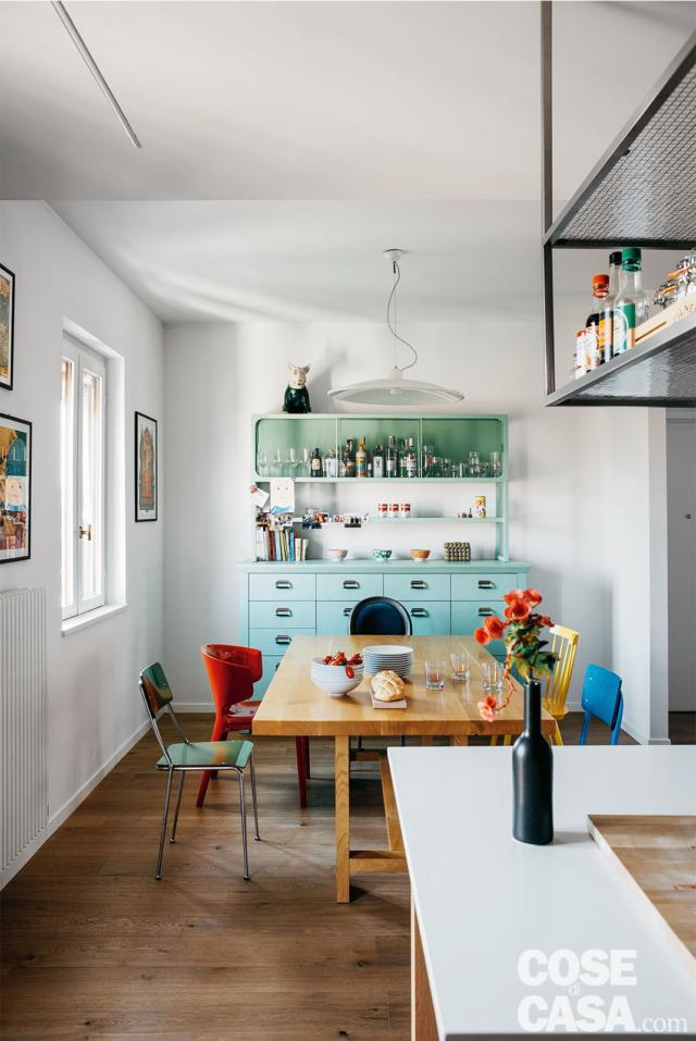 La zona pranzo del sottotetto rinnovato, disposta vicino alla cucina, offre un concentrato dell'operazione "recycle"che riguarda tutta l'abitazione. La zona pranzo del sottotetto rinnovato, disposta vicino alla cucina, offre un concentrato dell'operazione "recycle"che riguarda tutta l'abitazione.