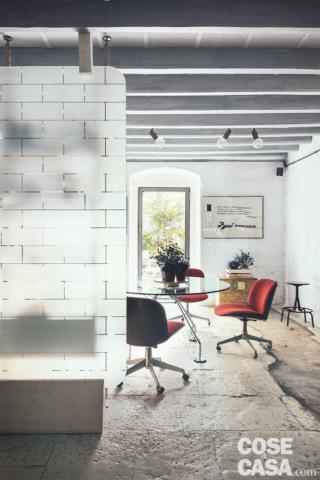 Tra il living e la zona pranzo, divisi solo da una quinta vetrata, prendono vita - enfatizzate dalla luce del sole - le superfici materiche dei muri e del pavimento in pietra, tratto peculiare della casa di recupero. A terra, sulla destra, la striscia più scura è determinata da una "gettata" in cemento e conchiglie fossili che di sera s'illumina grazie alla fibra ottica. Tra il living e la zona pranzo, divisi solo da una quinta vetrata, prendono vita - enfatizzate dalla luce del sole - le superfici materiche dei muri e del pavimento in pietra, tratto peculiare della casa di recupero. A terra, sulla destra, la striscia più scura è determinata da una "gettata" in cemento e conchiglie fossili che di sera s'illumina grazie alla fibra ottica.