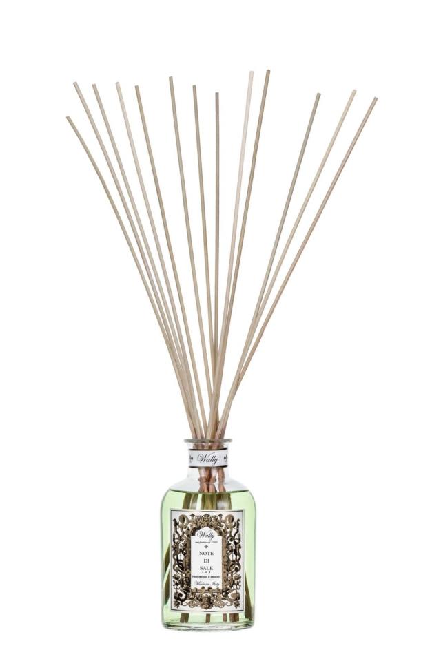 Con Il profumatore d’ambiente Note di Sale di Wally 1925 le essenze più preziose vengono racchiuse in antiche bottiglie di vetro italiano e sigillate con tappi di faggio non trattato. Sprigiona un profumo di zagara amalgamato con fiori d’arancio e impreziosito salvia, menta, timo rosso, bergamotto e legno di cedro. Disponibile in bottiglie con bacchette da 250, 500 ml e 3 litri. Prezzo a partire da 39 euro. www.wallycosmetici.com/it/ Con Il profumatore d’ambiente Note di Sale di Wally 1925 le essenze più preziose vengono racchiuse in antiche bottiglie di vetro italiano e sigillate con tappi di faggio non trattato. Sprigiona un profumo di zagara amalgamato con fiori d’arancio e impreziosito salvia, menta, timo rosso, bergamotto e legno di cedro. Disponibile in bottiglie con bacchette da 250, 500 ml e 3 litri. Prezzo a partire da 39 euro. www.wallycosmetici.com/it/