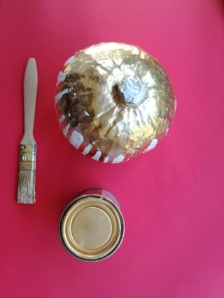 4.Per diversificare le zucche si può lasciare colare il colore lungo la superficie, basta appoggiare il pennello intriso di pittura sulla parte superiore della zucca. Il colore in eccesso si muoverà lentamente verso la base creando colature decorative. Ripetete l’operazione se necessario e lasciando asciugare per un giorno interno. Eliminate il nastro di carta adesiva che ricopre il picciolo. 4.Per diversificare le zucche si può lasciare colare il colore lungo la superficie, basta appoggiare il pennello intriso di pittura sulla parte superiore della zucca. Il colore in eccesso si muoverà lentamente verso la base creando colature decorative. Ripetete l’operazione se necessario e lasciando asciugare per un giorno interno. Eliminate il nastro di carta adesiva che ricopre il picciolo.