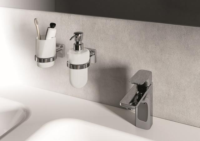 portasapone a parete della collezione Forum Quadra Pop Collection di Inda ha contenitore in vetro satinato ed erogatore in ottone cromato. portasapone a parete della collezione Forum Quadra Pop Collection di Inda ha contenitore in vetro satinato ed erogatore in ottone cromato.