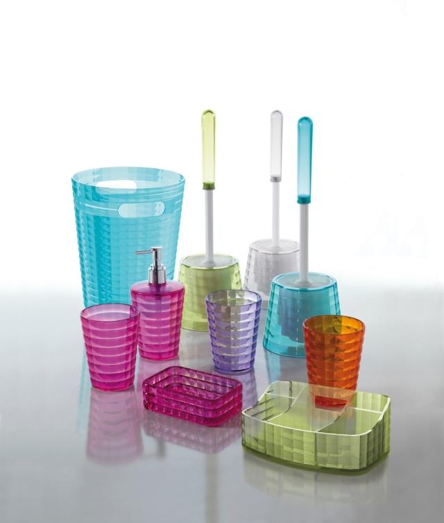 portasapone tradizionale e il modello dispenser della collezione Glady Color di Mercatone Uno realizzati in materiale plastico colorato portasapone tradizionale e il modello dispenser della collezione Glady Color di Mercatone Uno realizzati in materiale plastico colorato
