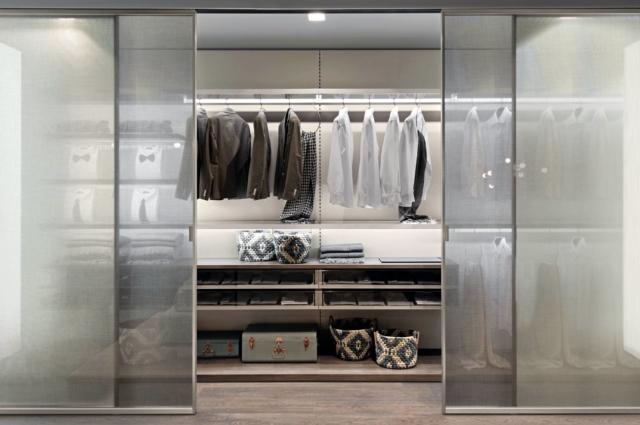 La cabina armadio Picà di Zalf di Euromobil è un armadio personalizzabile in un’ampia gamma di materiali e colori, caldi e accoglienti. Il modello in foto è Z631_Z636 ed è una cabina armadio con boiserie finitura cretto cashmere, ripiani alluminio e vetro, porte in vetro tessuto. Le misure sono L 523,9 x P 64 x H 262 cm. Il prezzo è di 8.221,58 euro. www.gruppoeuromobil.com La cabina armadio Picà di Zalf di Euromobil è un armadio personalizzabile in un’ampia gamma di materiali e colori, caldi e accoglienti. Il modello in foto è Z631_Z636 ed è una cabina armadio con boiserie finitura cretto cashmere, ripiani alluminio e vetro, porte in vetro tessuto. Le misure sono L 523,9 x P 64 x H 262 cm. Il prezzo è di 8.221,58 euro. www.gruppoeuromobil.com