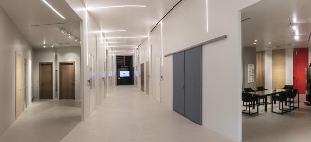 Nuovo showroom esperienziale della nuova sede di FerreroLegno a Magliano Api (CN). Uno spazio che svolge una funzione dimostrativa, in cui il prodotto è protagonista, nella sua migliore rappresentazione scenica. Nuovo showroom esperienziale della nuova sede di FerreroLegno a Magliano Api (CN). Uno spazio che svolge una funzione dimostrativa, in cui il prodotto è protagonista, nella sua migliore rappresentazione scenica.