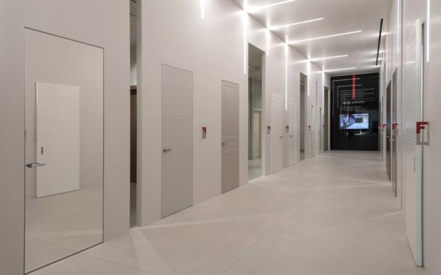 Nel nuovo showroom i differenti modelli, finiture e strumenti di comunicazione di FerreroLegno dialogano sinergicamente dando vita a un narrazione completa delle diverse soluzioni e personalizzazioni offerte dall’Azienda. Nel nuovo showroom i differenti modelli, finiture e strumenti di comunicazione di FerreroLegno dialogano sinergicamente dando vita a un narrazione completa delle diverse soluzioni e personalizzazioni offerte dall’Azienda.