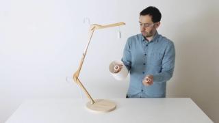 ￼Montate il fermacavi e il portalampada sul filo elettrico. Aggiungete il paralume e la lampadina.