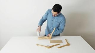 fai da te mensole in stile nordico, con grucce in legno, foto Pierre Lota fai da te mensole in stile nordico, con grucce in legno, foto Pierre Lota