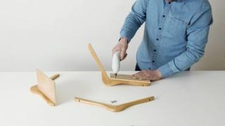 fai da te mensole in stile nordico, con grucce in legno, foto Pierre Lota fai da te mensole in stile nordico, con grucce in legno, foto Pierre Lota