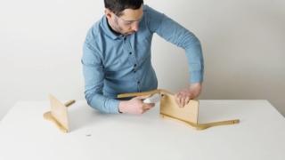 fai da te mensole in stile nordico, con grucce in legno, foto Pierre Lota fai da te mensole in stile nordico, con grucce in legno, foto Pierre Lota