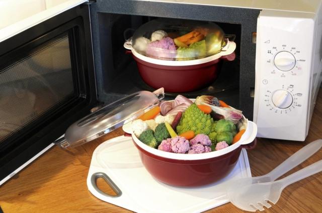 Cooky di Bama è indicato per cucinare, scongelare e riscaldare direttamente nel microonde in modo facile, veloce e senza grassi mantenendo inalterate le vitamine e sali minerali grazie alla cottura a vapore. E’ disponibile nelle colorazioni giallo, tortora e bordeaux, tutte con coperchio trasparente-satinato. Diam. 25 cm. Prezzo 9,90 euro. www.bamagroup.com Cooky di Bama è indicato per cucinare, scongelare e riscaldare direttamente nel microonde in modo facile, veloce e senza grassi mantenendo inalterate le vitamine e sali minerali grazie alla cottura a vapore. E’ disponibile nelle colorazioni giallo, tortora e bordeaux, tutte con coperchio trasparente-satinato. Diam. 25 cm. Prezzo 9,90 euro. www.bamagroup.com
