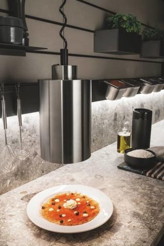 Lampada riscaldante, uno degli accessori professionali con cui è attrezzata la cucina Mia by Carlo Cracco di Scavolini. Lampada riscaldante, uno degli accessori professionali con cui è attrezzata la cucina Mia by Carlo Cracco di Scavolini.